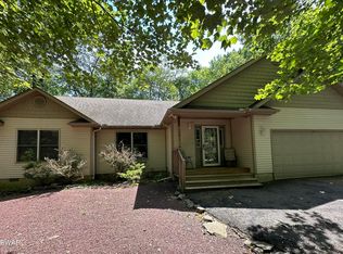 121 Gold Rush Dr, Hawley, PA 18428