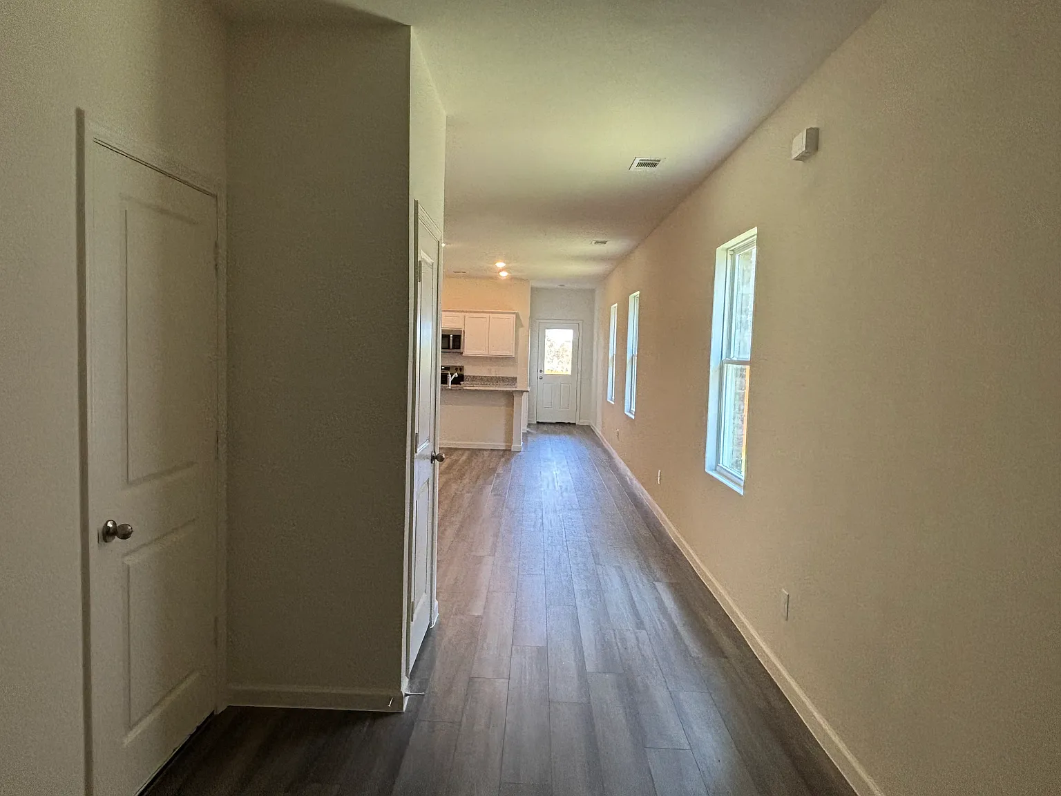 3 bed, 1401 sqft, $2,200 — Photo 3