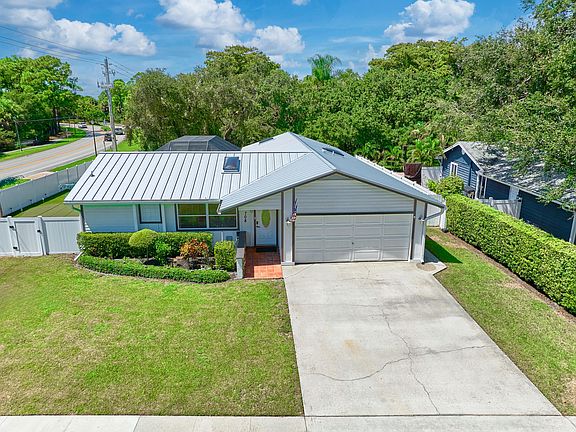 5th image of 708 Weldwood Road