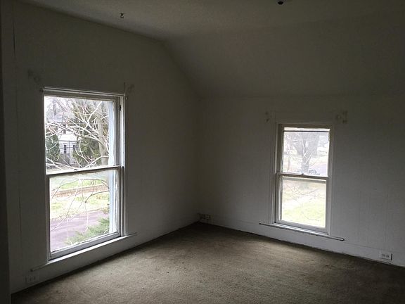 3rd image of 1714 N Linn St APT C
