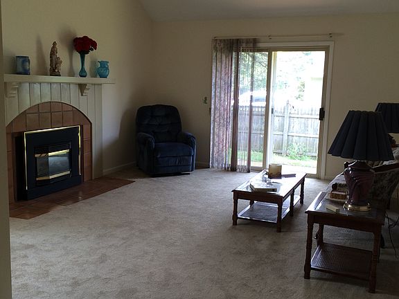 Living room w/gas fireplace 