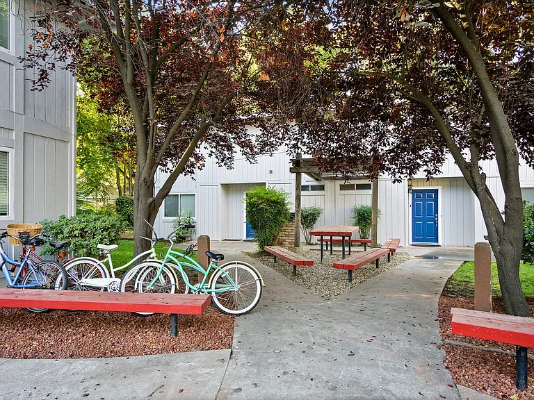 1119 W Sacramento Ave — Photo 14