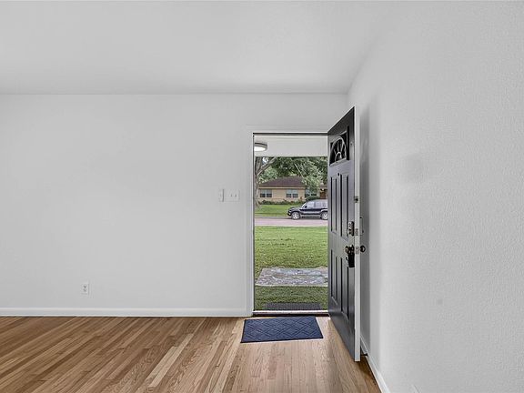 5th image of 8733 Lugary Dr