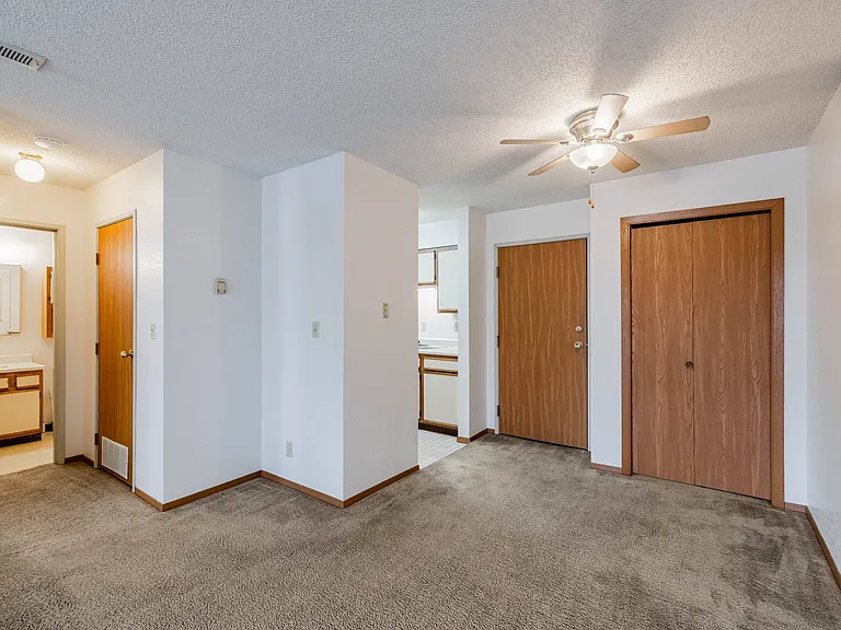 Cambridge Apartments — Photo 15
