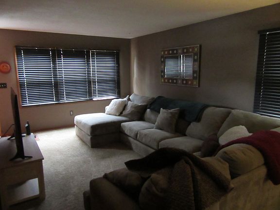 4th image of 264 Curtice St W