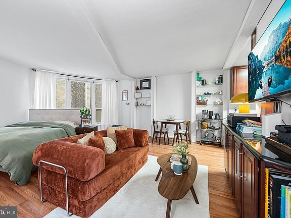 5th image of 224 W Rittenhouse Sq #1002