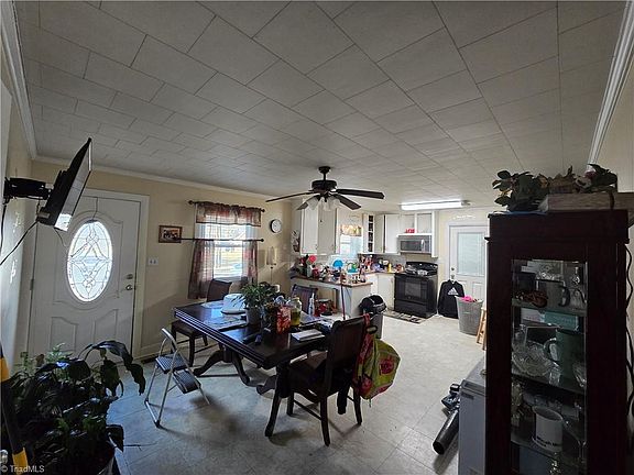 4th image of 499 Raymond St