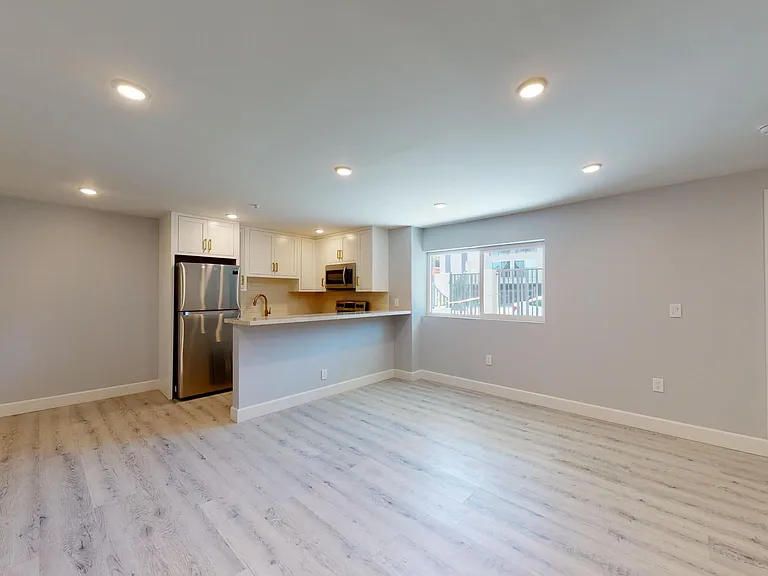730 S Serrano Ave — Photo 36