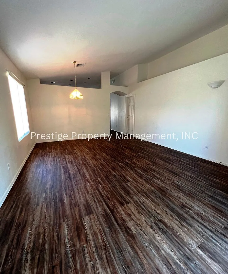 Lovely 4/2 Rita Ranch Home- It Could Be Yours (: — Photo 4