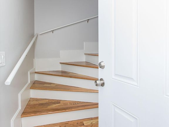 5th image of 37 Woodbine St Floor 1