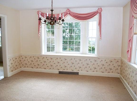 Sunny dining room connects living rm & kitchen