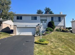 9020 Forest Dr, Hickory Hills, IL
