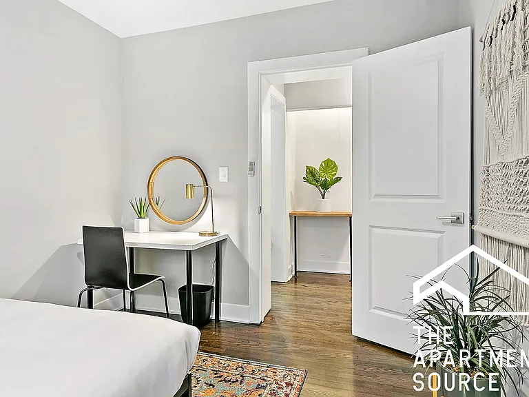 939 W Oakdale Ave #S2 — Photo 6
