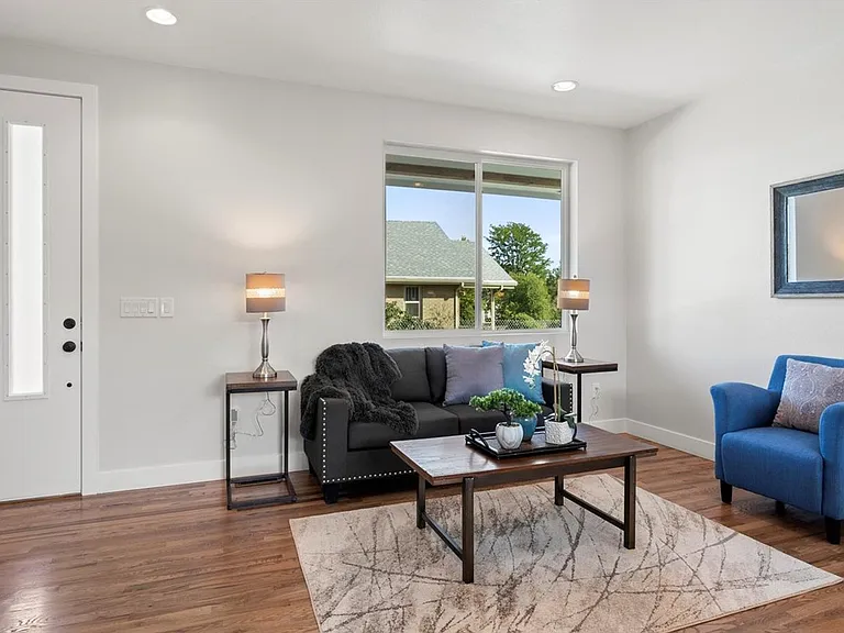 2525 W Wesley Ave — Photo 5