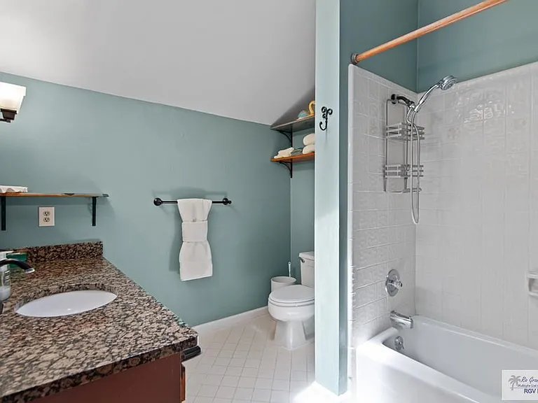 114 E Dolphin St #A — Photo 24