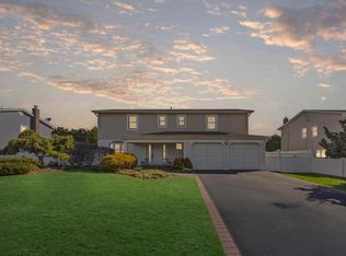 11 Mariners Cir, West Islip, NY 11795