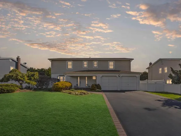 11 Mariners Circle, West Islip, NY 11795