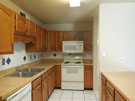 3rd image of 905 Llano Trl
