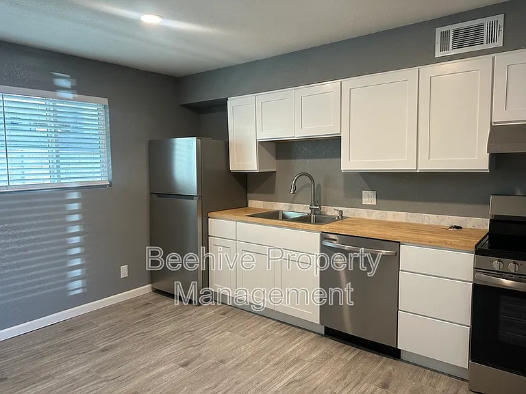 1315 W 4th St — Photo 4