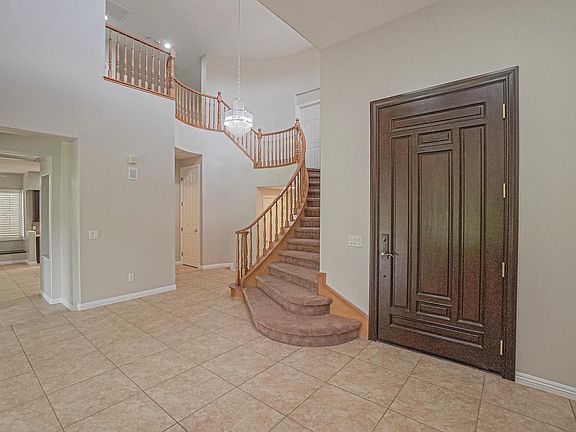 3rd image of 20 Plum Hollow Dr
