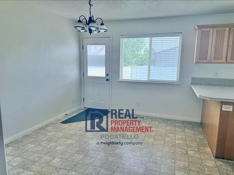 1586 Dustin Cir — Photo 8