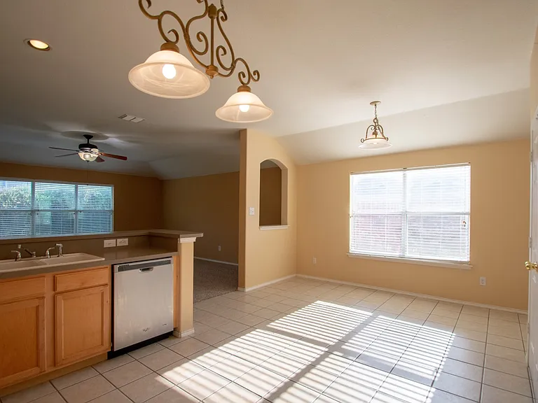 3725 Sapphire St — Photo 10