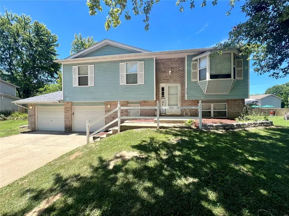 335 Saint Anthony Dr, Godfrey, IL 62035