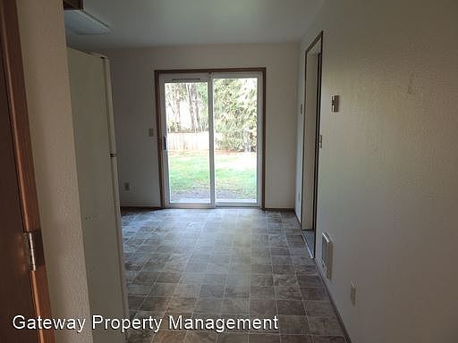 3rd image of 931 E Lakeshore Dr W