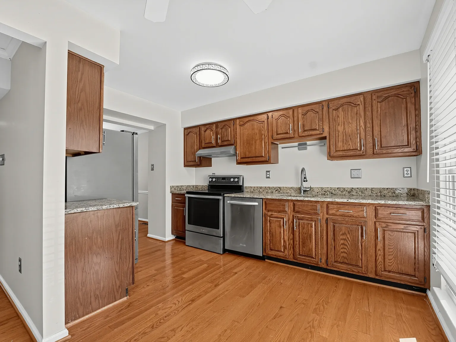 3 bed, 2408 sqft, $3,000 — Photo 2