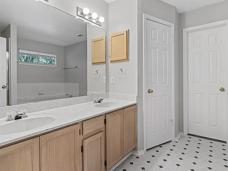 12401 Uttimer Ln — Photo 16