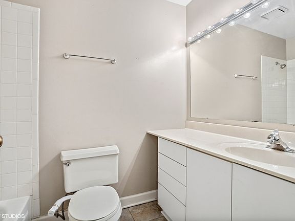 4th image of 633 S Plymouth Ct APT 902