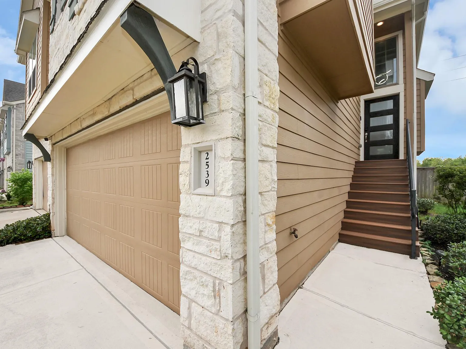 3 bed, 2.5 bath, 1973 sqft, $2,600 — Photo 3