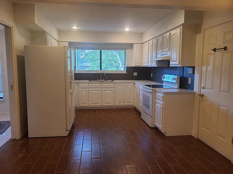 216 Enfield Rd — Photo 5