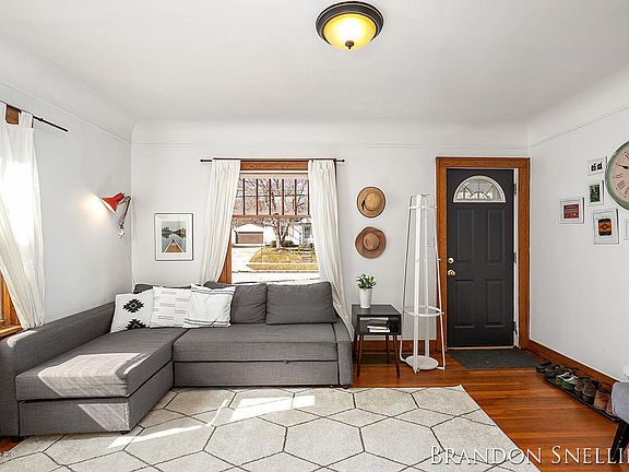 3rd image of 1452 Powers Ave NW