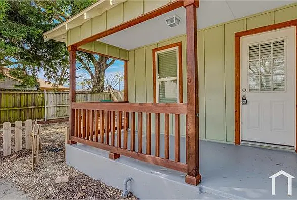 902 Davy Crockett St — Photo 7