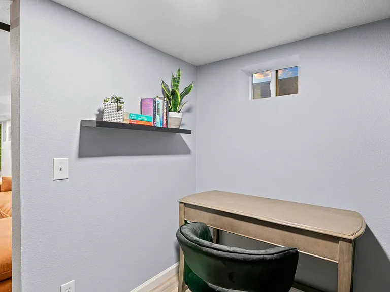 135 S Hooker St — Photo 15