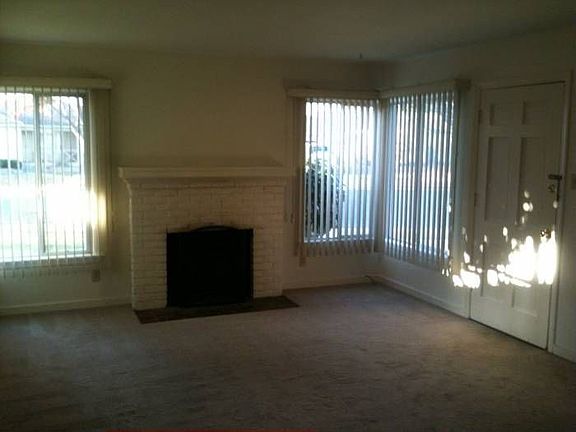 Living room w/ Fireplace