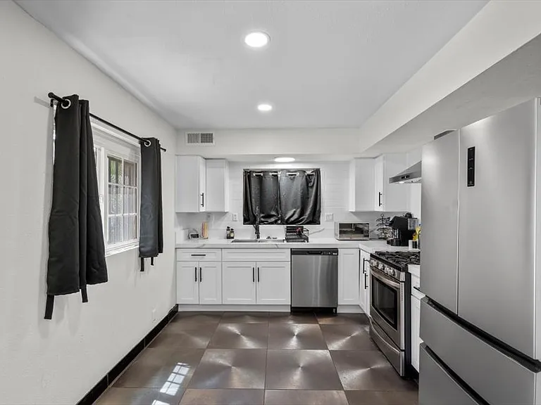 2571 Vegas Valley Dr — Photo 11