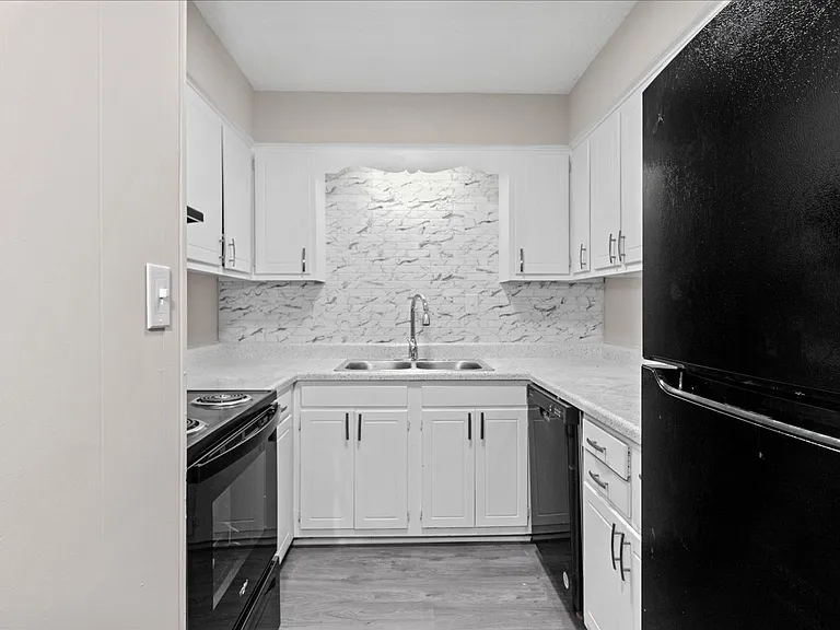 Chateau Apartments — Photo 17