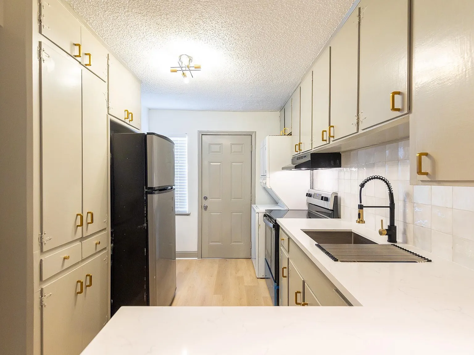 1 bed, 1.5 bath, 664 sqft, $1,295 — Photo 3