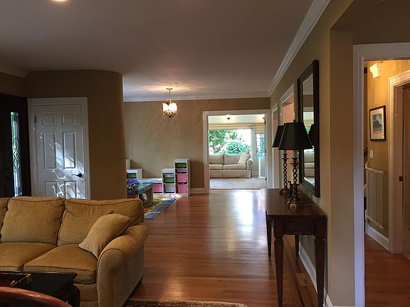 5th image of 26 Meadow Dr