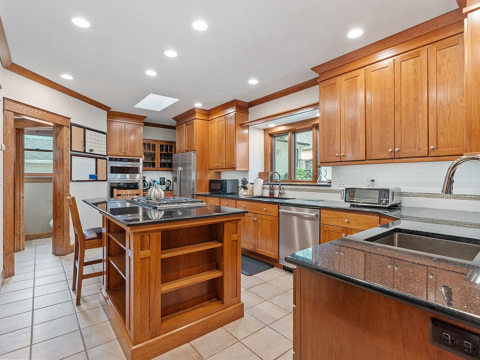 4 bed, 2.5 bath, 2940 sqft, $7,300 — Photo 3