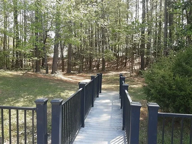 132 Lakeshore Pkwy — Photo 3