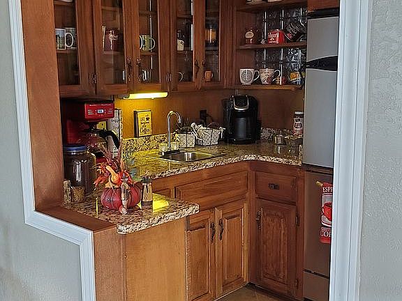 Full wet bar w/ice maker 