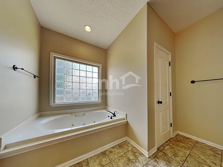 210 Fox Hunt Ln — Photo 14
