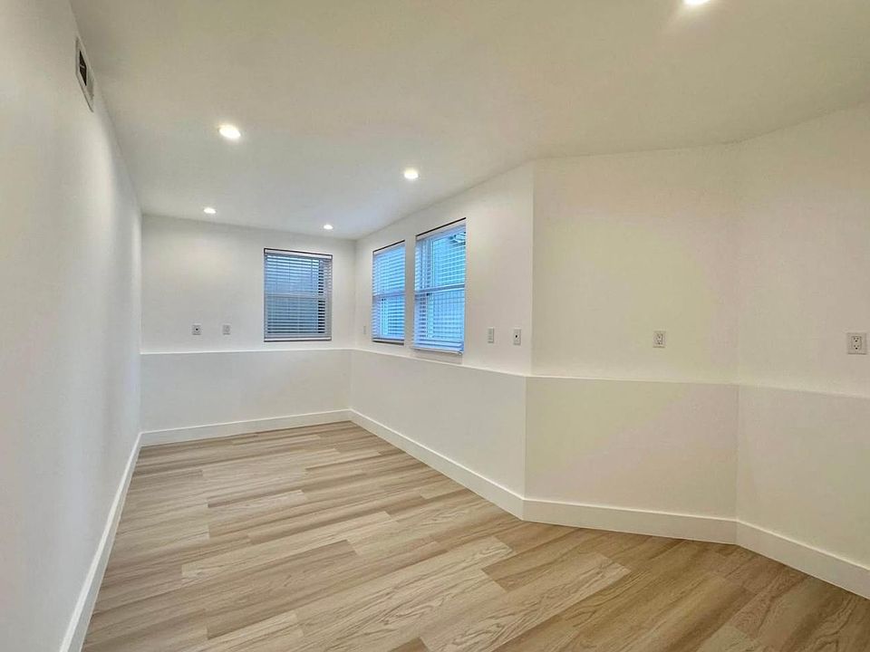 1st image of 700 Victoria St