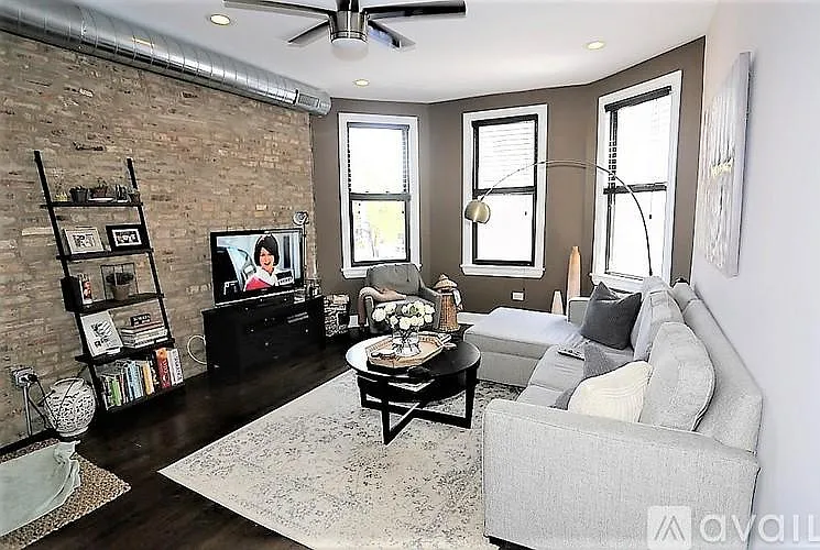 2019 N Hoyne Ave #2R — Photo 1