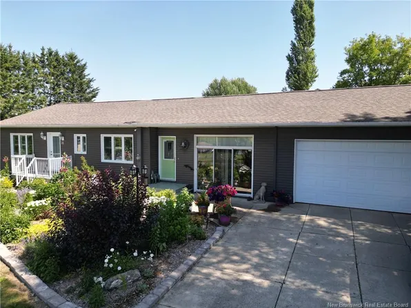 16 Beaulieu St, Grand Falls, NB E3Y 1C9