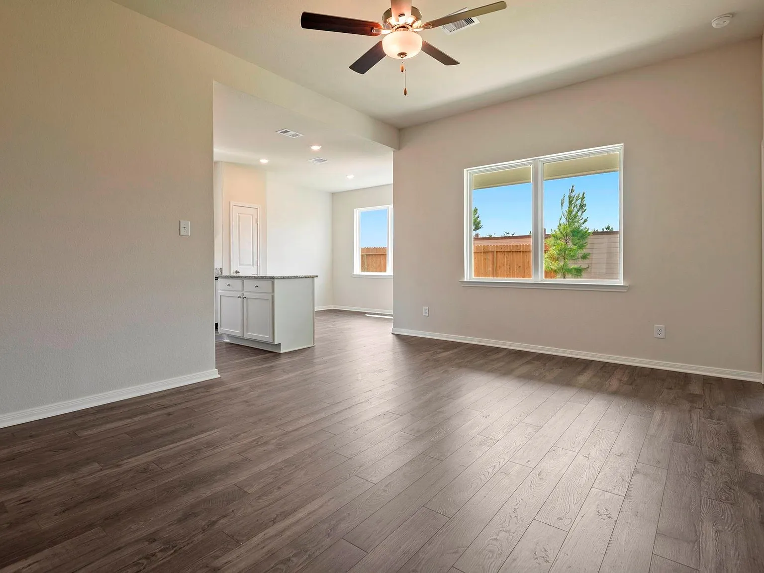 3 bed, 2.0 bath, 1316 sqft, $2,095 — Photo 3