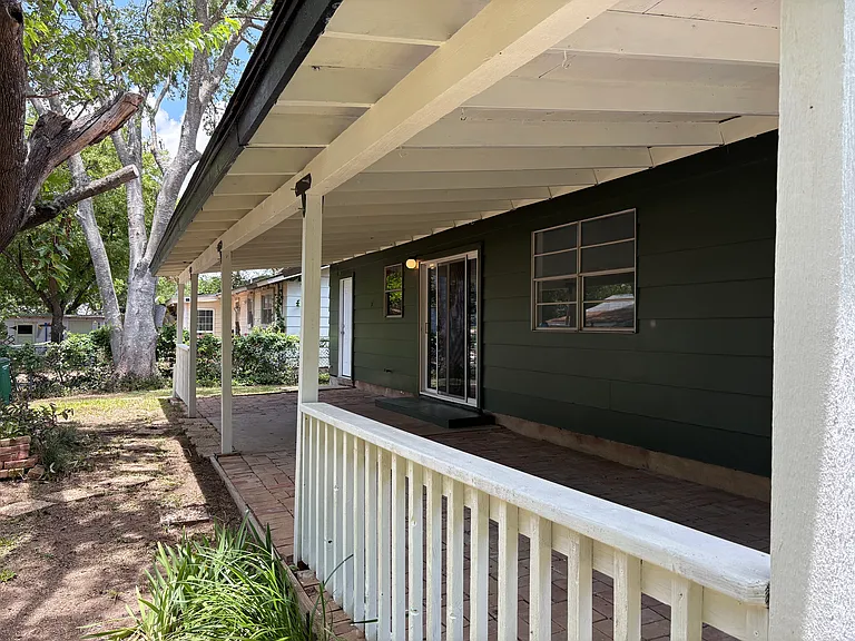 107 E Longspur Blvd — Photo 2